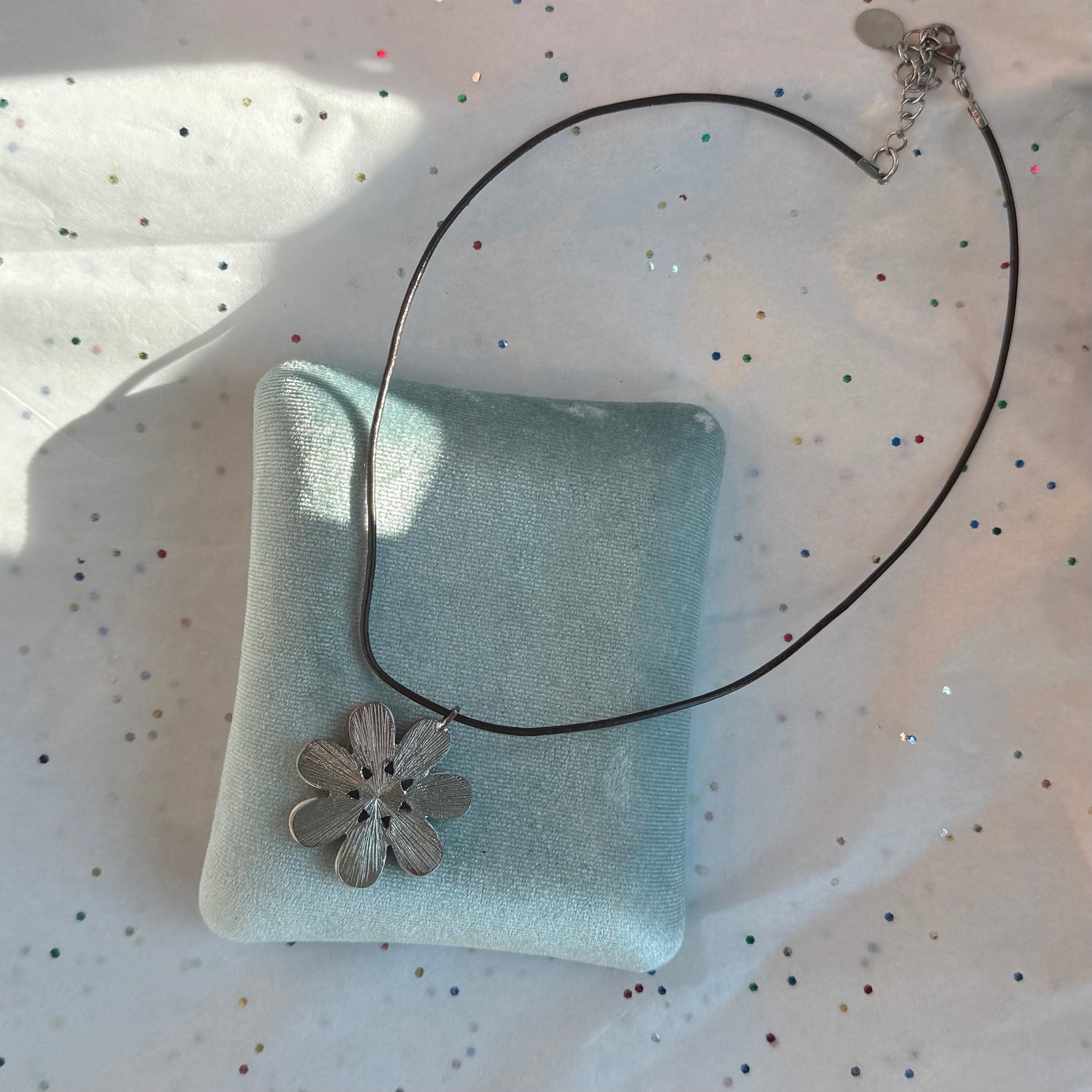 Vintage Mother of Pearl Flower Pendant Necklace