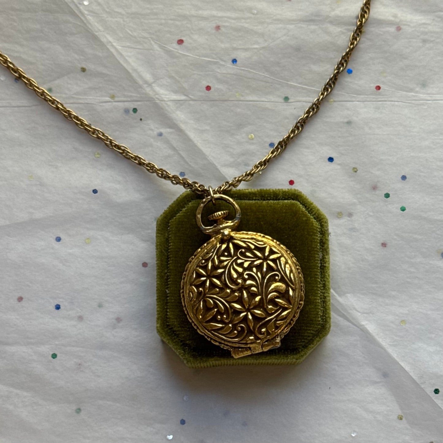 Vintage 1960s Floral Gold Tone Locket Necklace