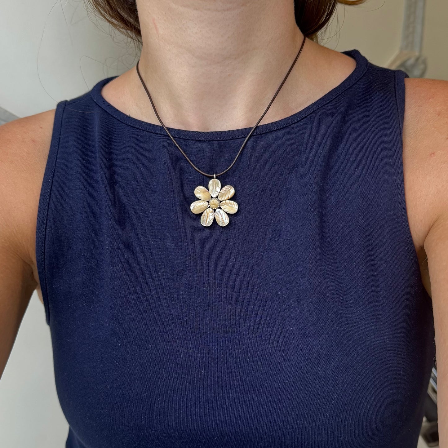 Vintage Mother of Pearl Flower Pendant Necklace