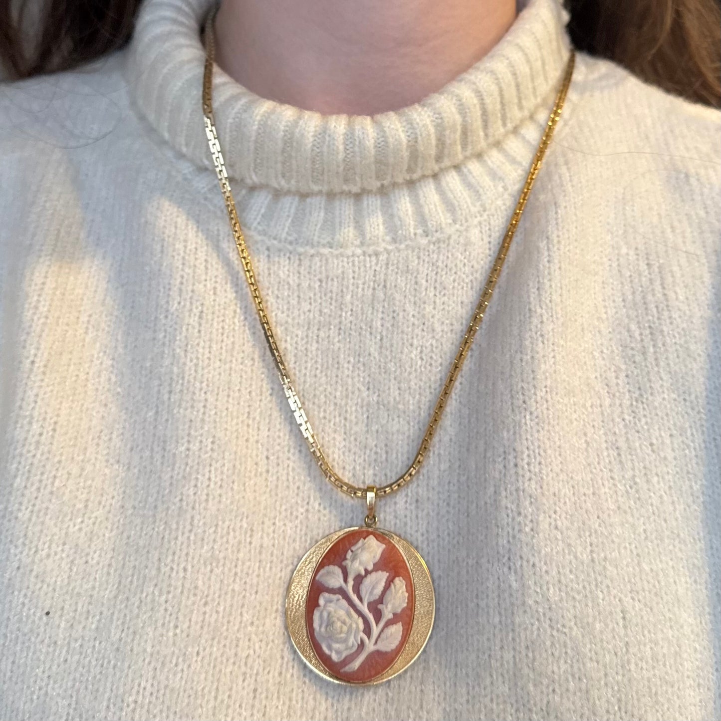 Vintage Gold Cameo Floral Pendant Necklace