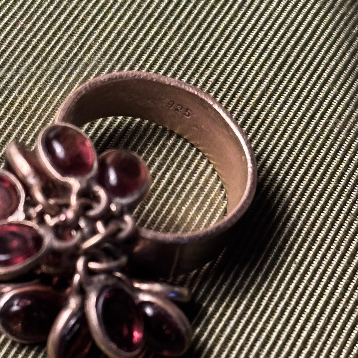 Vintage Sterling Silver & Natural Garnet Cabochon Jingle Ring