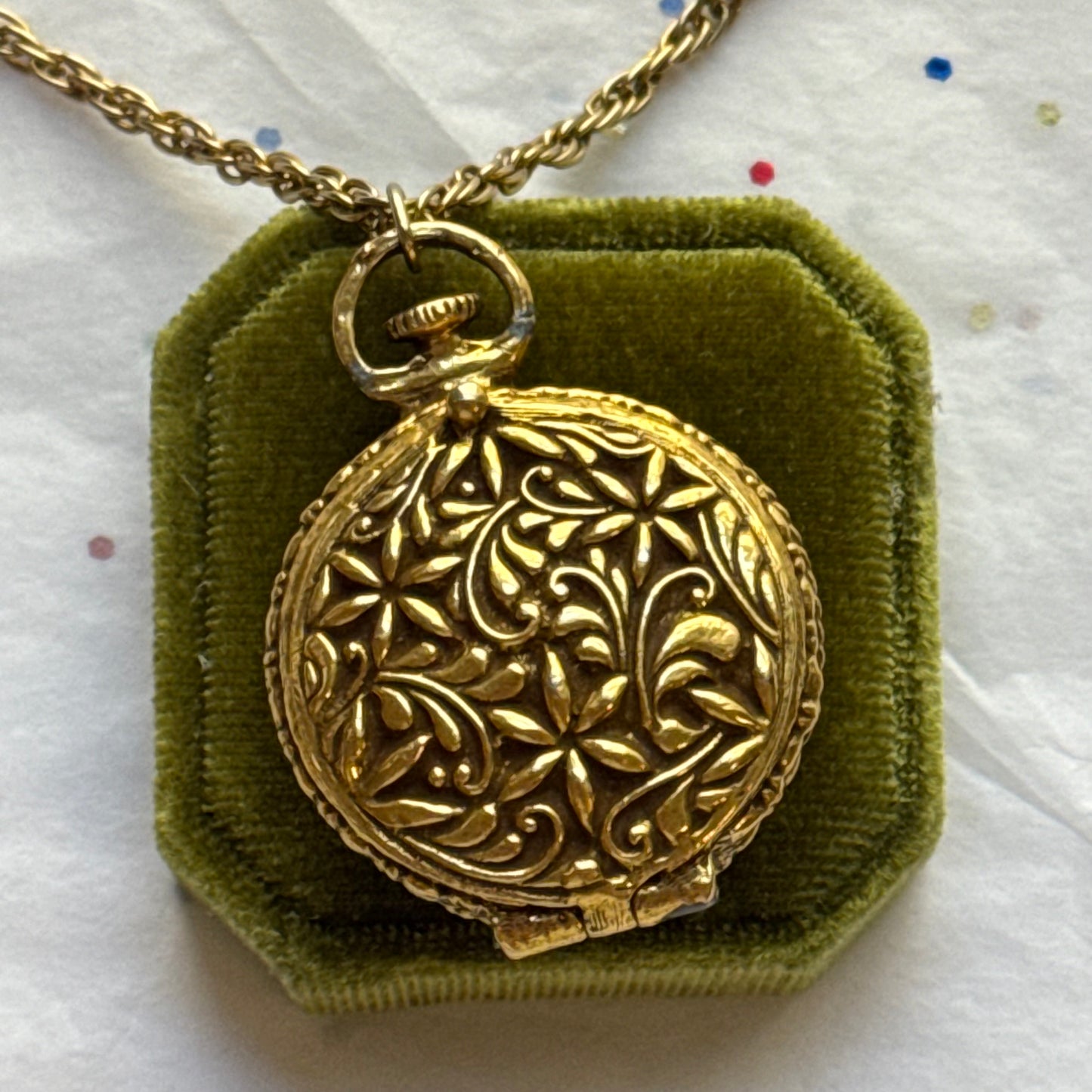 Vintage 1960s Floral Gold Tone Locket Necklace