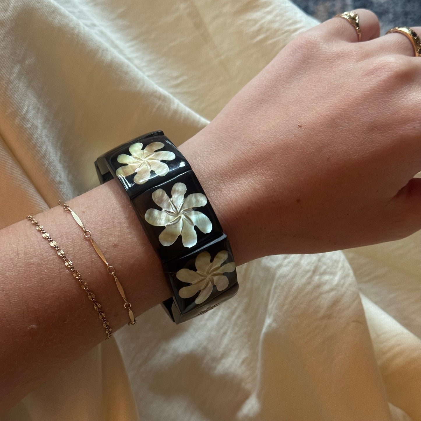 Floral Shell Stretch Bracelet