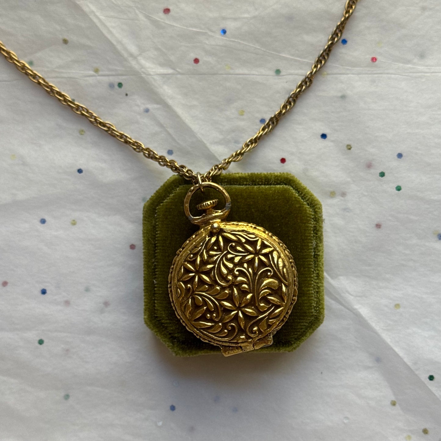 Vintage 1960s Floral Gold Tone Locket Necklace