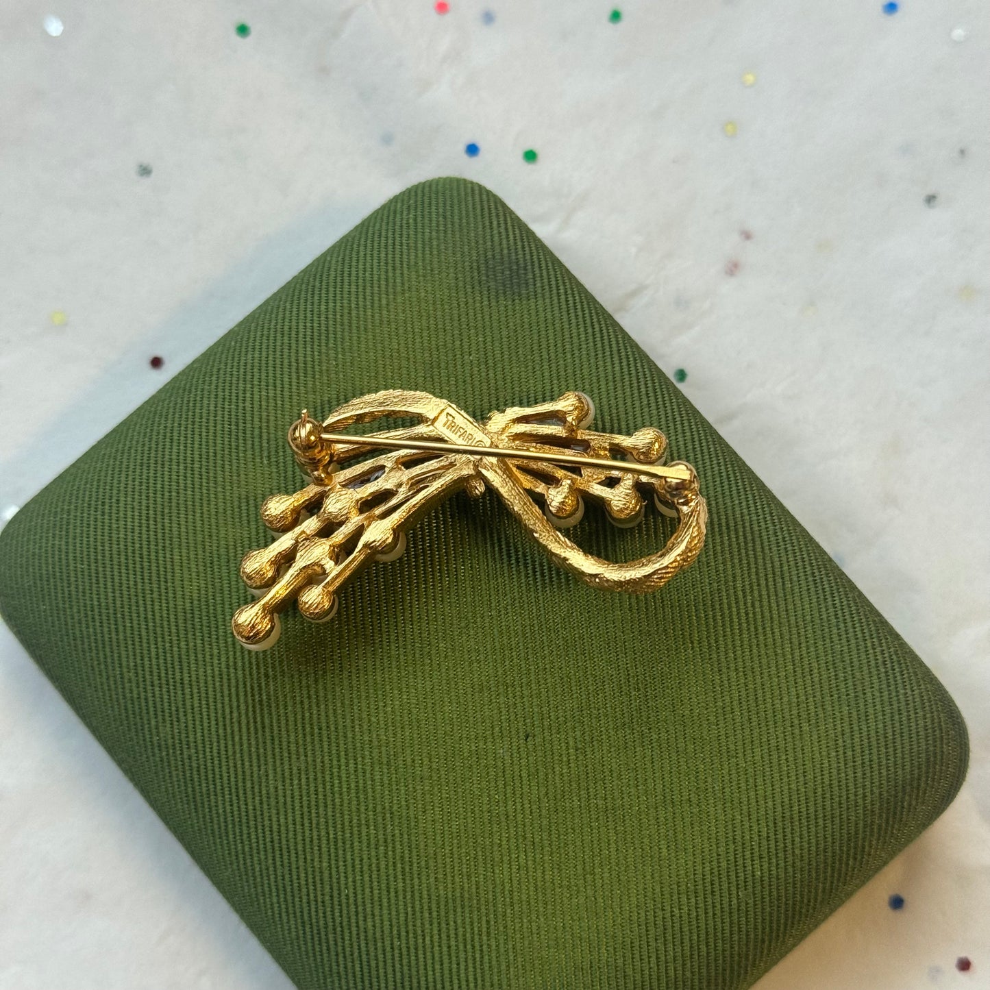 Vintage Trifari Gold Knot Pearl Brooch