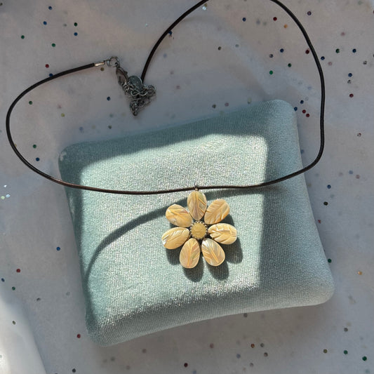 Vintage Mother of Pearl Flower Pendant Necklace