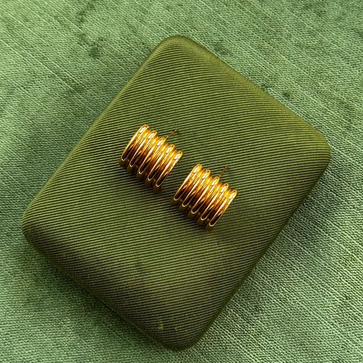 Vintage Gold Ribbed Earrings