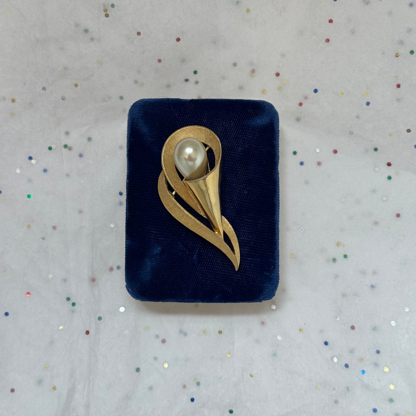 Vintage Trifari Gold Tone Pearl Brooch