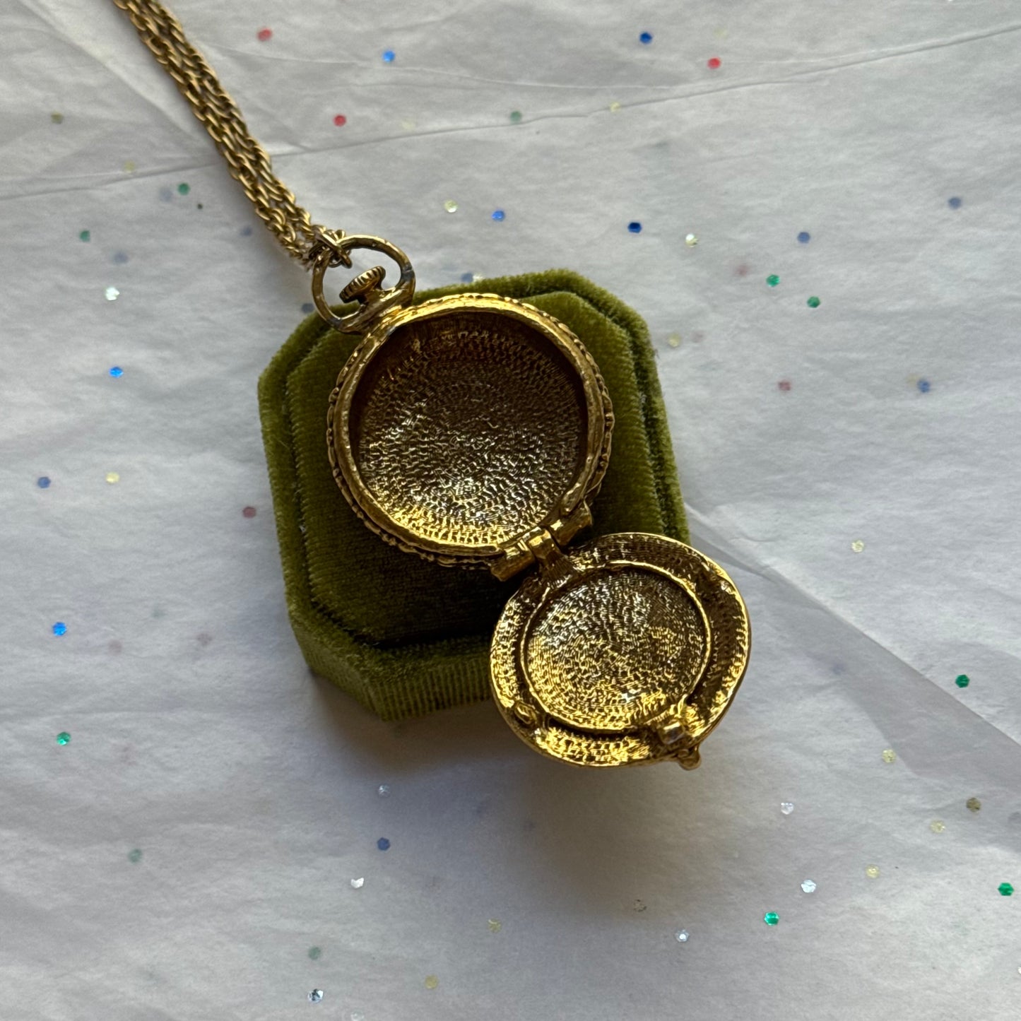 Vintage 1960s Floral Gold Tone Locket Necklace