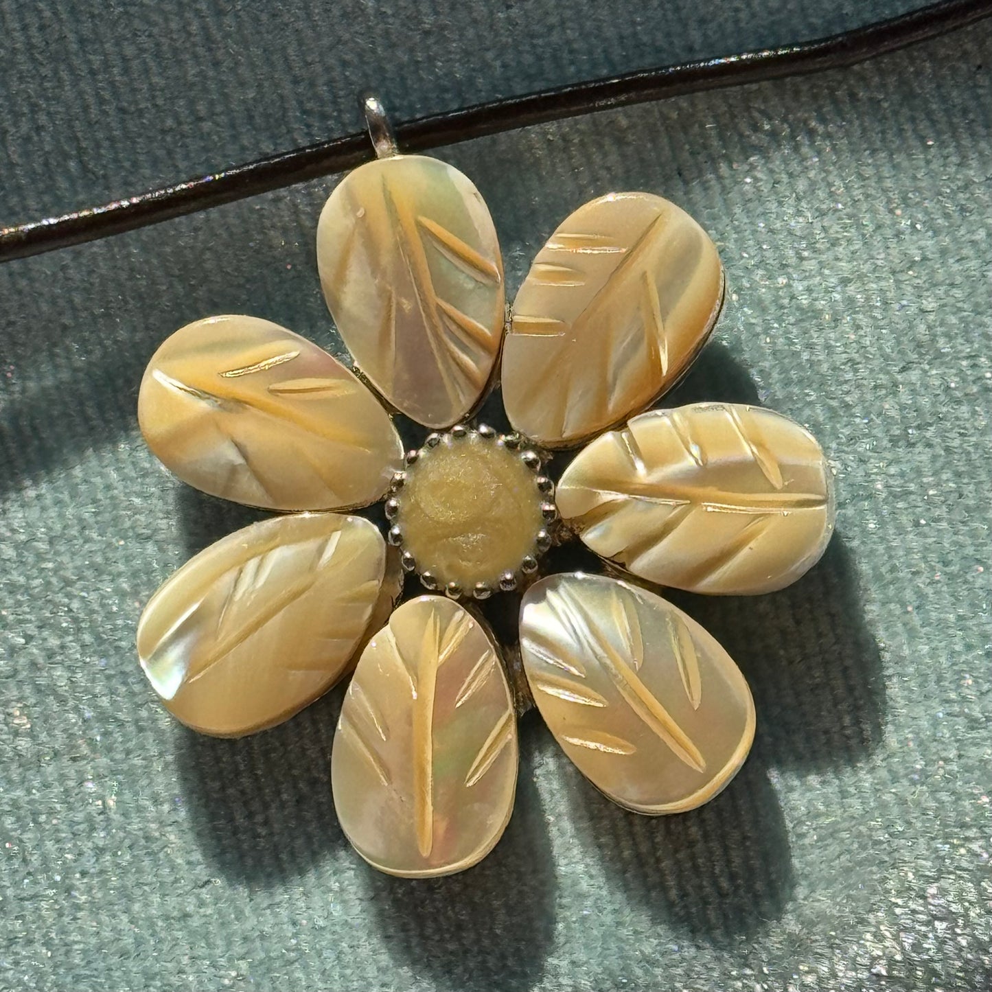 Vintage Mother of Pearl Flower Pendant Necklace