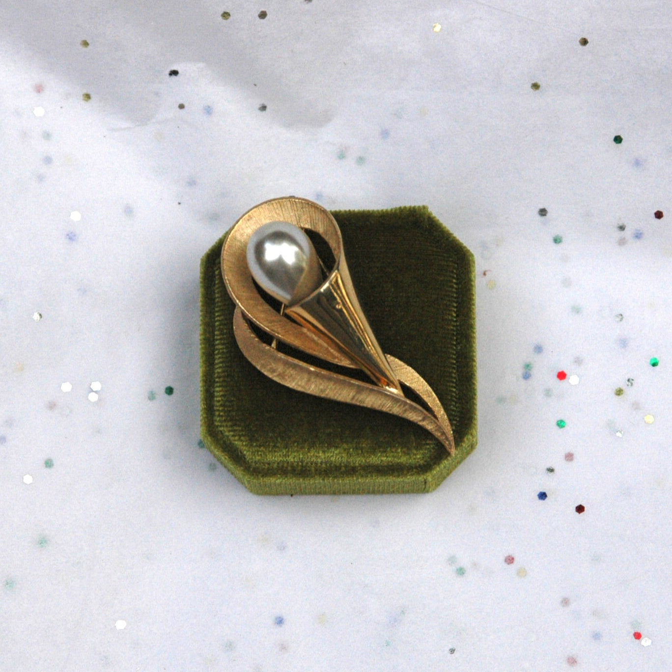 Vintage Trifari Gold Tone Pearl Brooch